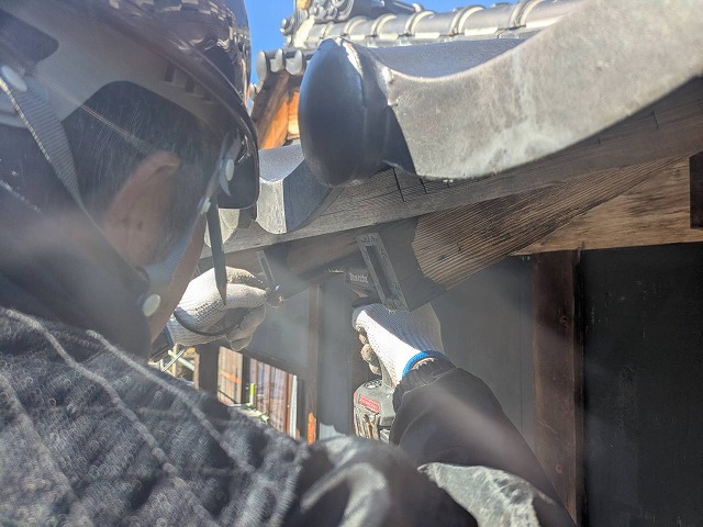 雨樋交換工事で化粧垂木へ受け金物を取り付けている様子