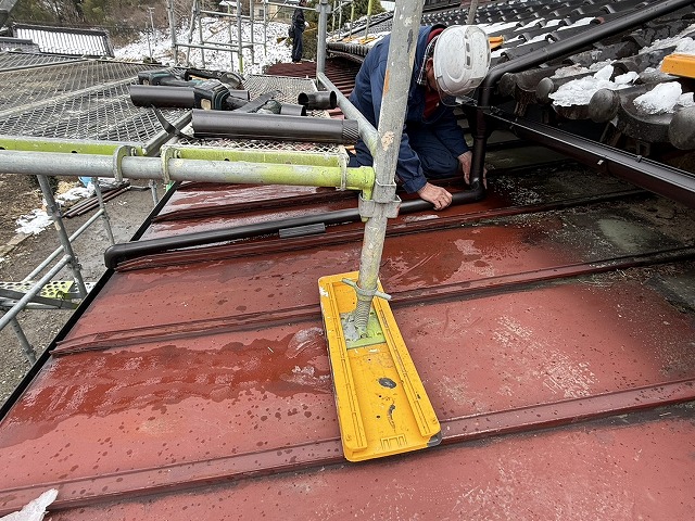 雨樋交換工事で竪樋と這樋を接続している様子