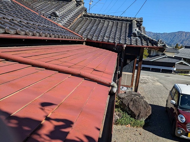 現場調査時の下屋根上に設置されている這樋劣化状況