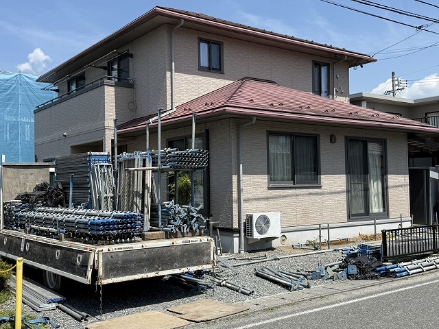 屋根カバー工事の足場設置のための部材降ろし