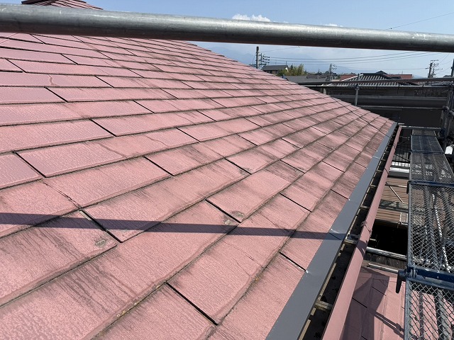 屋根カバー工事の役物撤去状況