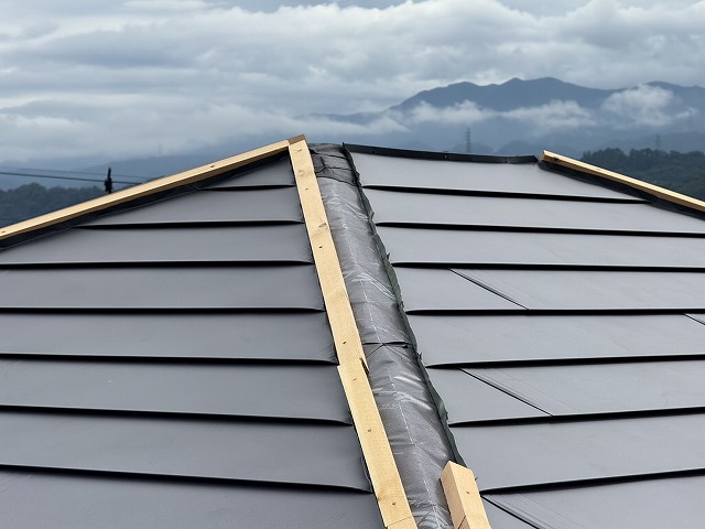 SGL鋼板による屋根カバー工事の棟板金を固定するための下地材の取り付け
