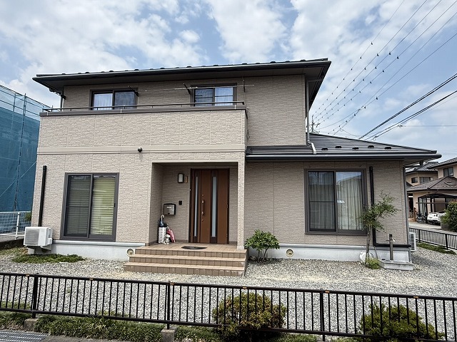 劣化したコロニアル屋根の上にSGL鋼板を重ね張りしたカバー工事の完成後状況