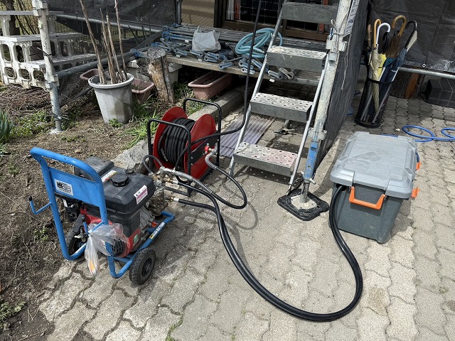 屋根カバー工法による改修工事の高圧洗浄で使用する道具一式