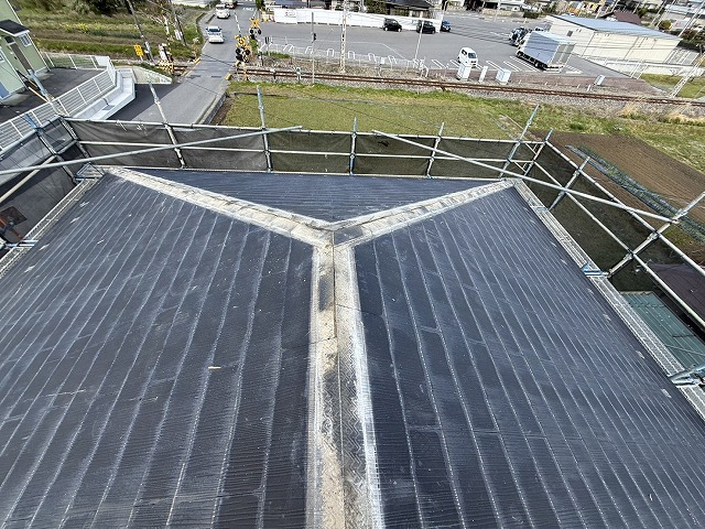 屋根カバー工法の棟板金の撤去状況