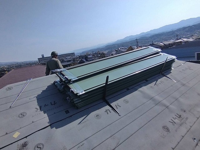 屋根カバー工事で使用するSGL鋼板屋根の本体