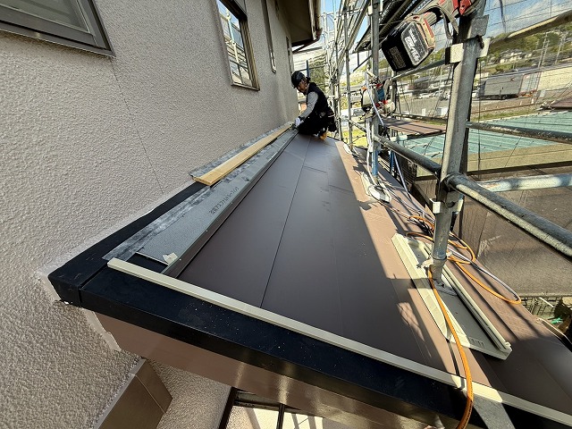 屋根カバー工事の下屋根雨押え板金の下地取り付け状況
