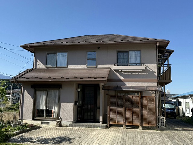 スレート屋根の上にSGL鋼板屋根を重ねて仕上げるカバー工法による改修工事が完成