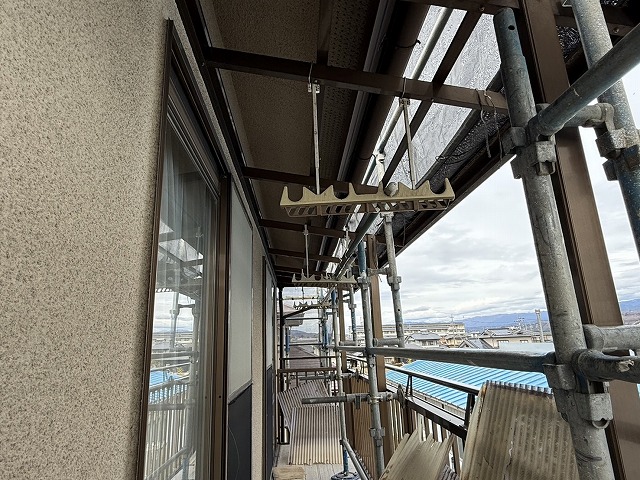 軒天塗装を行うためのベランダ波板取り外し状況