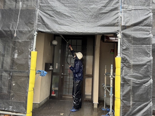 モルタル外壁塗装工事の玄関まわりへの高圧洗浄