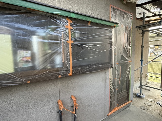 外壁塗装工事の窓や勝手口への養生作業