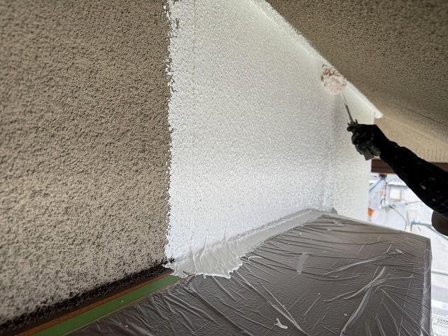 モルタル外壁塗装工事の庇上への下塗り