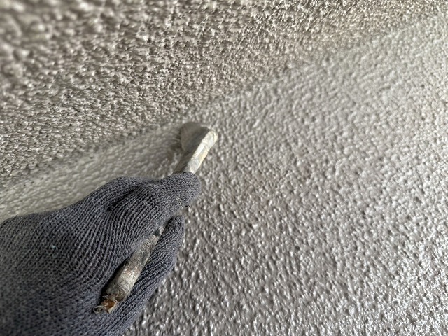 モルタル外壁塗装工事のハケを用いた上塗り施工