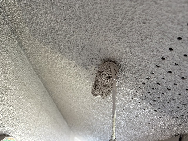 外壁塗装工事の軒天への下塗り工程