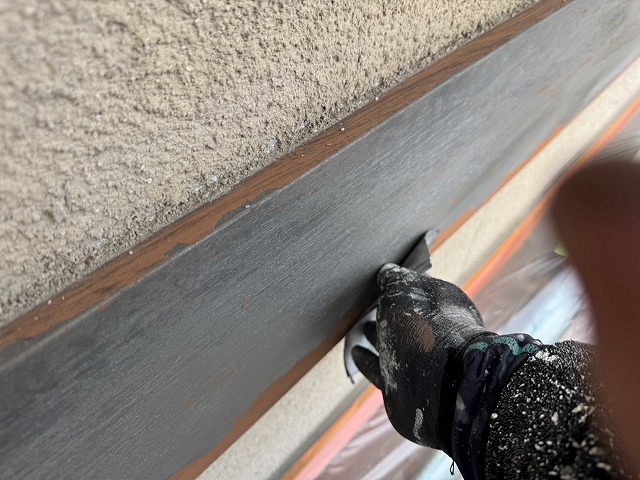 外壁塗装工事の破風板へのケレン処理