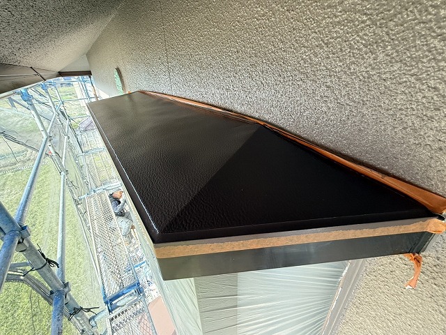 住宅外壁塗装工事の庇への塗装状況