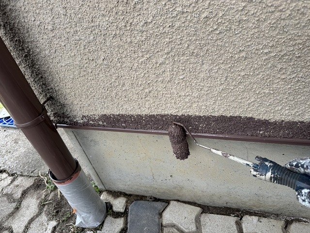 外壁塗装工事の土台水切りへの塗装状況