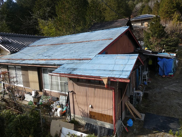 戸建て住宅の金属屋根調査で著しい経年劣化を確認