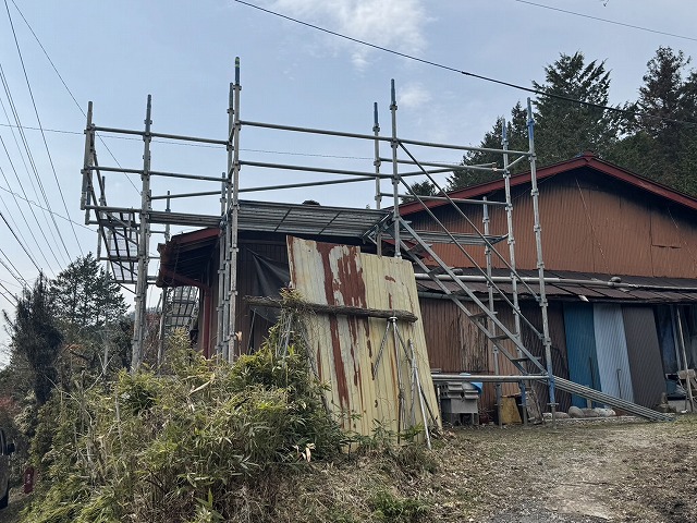 屋根カバー工事の作業員の安全を確保する足場の設置工程