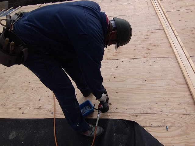 戸建て住宅の屋根カバー工事の構造用合板による屋根下地の設置
