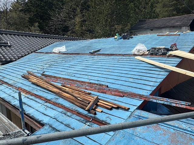 戸建て住宅屋根カバー工事の既存雪止めアングルの取り外し