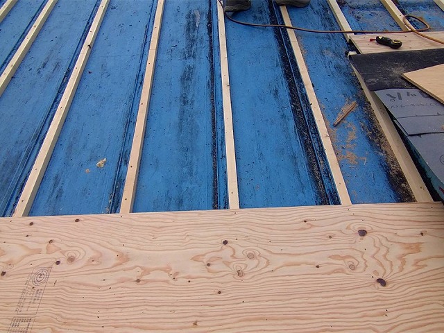 戸建て住宅屋根カバー工事の垂木への構造用合板設置