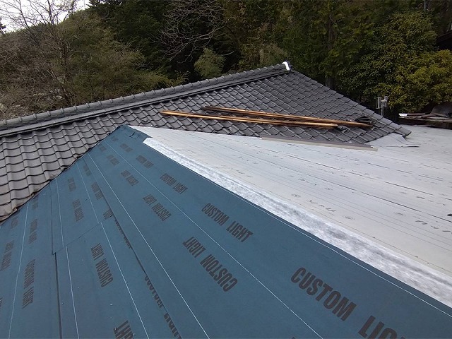 戸建て住宅の屋根カバー工事の改質アスファルトルーフィングの敷設