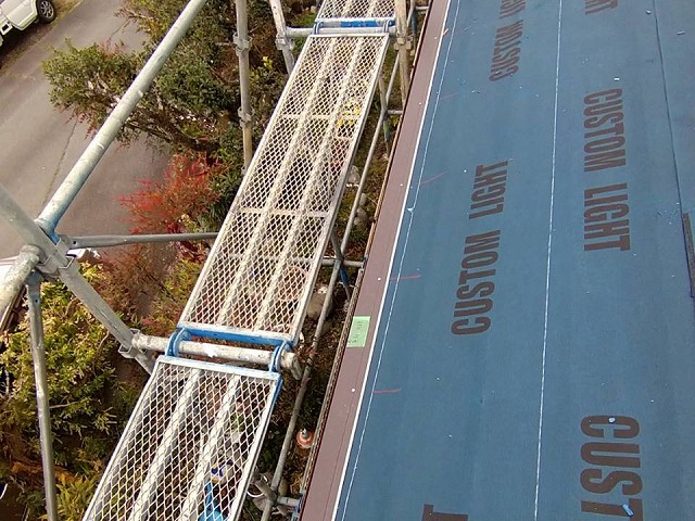 戸建て住宅屋根カバー工事の大屋根軒先への水切り役物取り付け状況