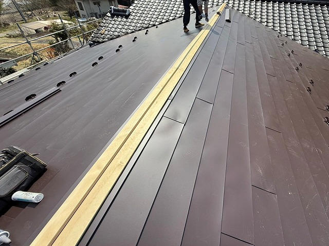 屋根カバー工事で棟板金を固定するための下地材の取り付け状況
