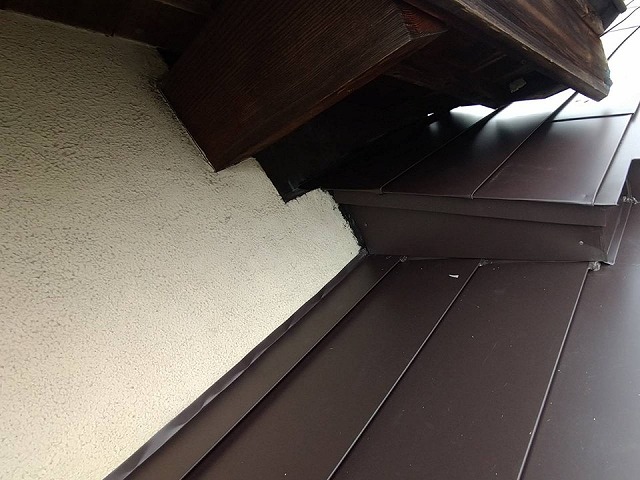 住宅下屋根カバー工事の下屋根と外壁との取り合い部の雨仕舞処理