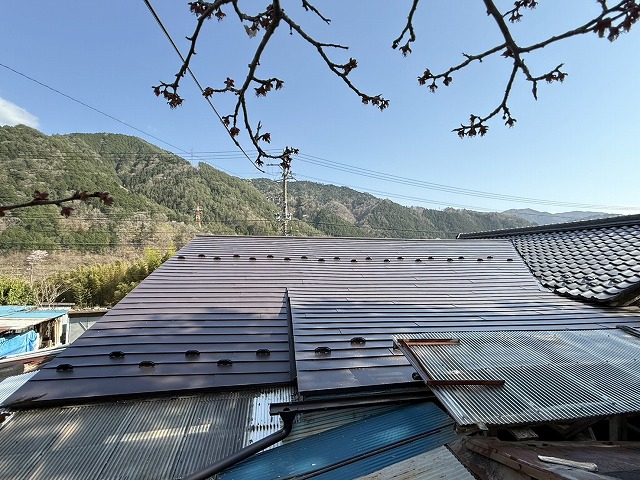 住宅屋根改修工事のガルバリウム鋼板屋根を用いたカバー工法が完成