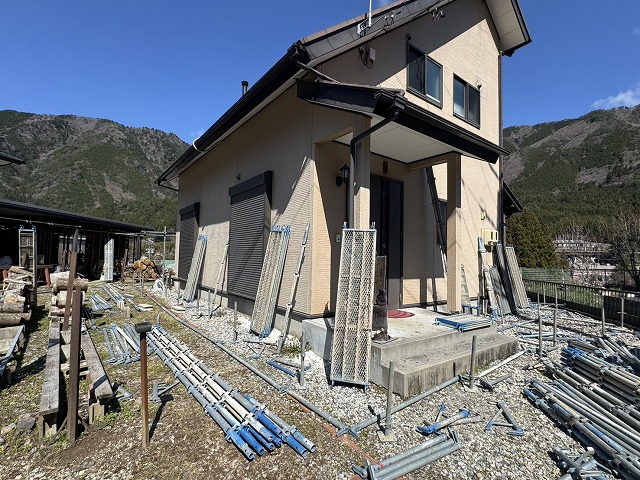 金属屋根塗装工事の足場部材配置状況