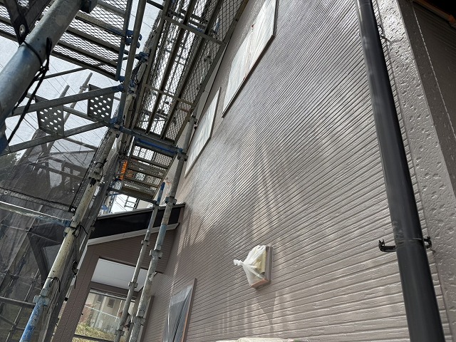 サイディング外壁塗装工事の3回塗りが完了
