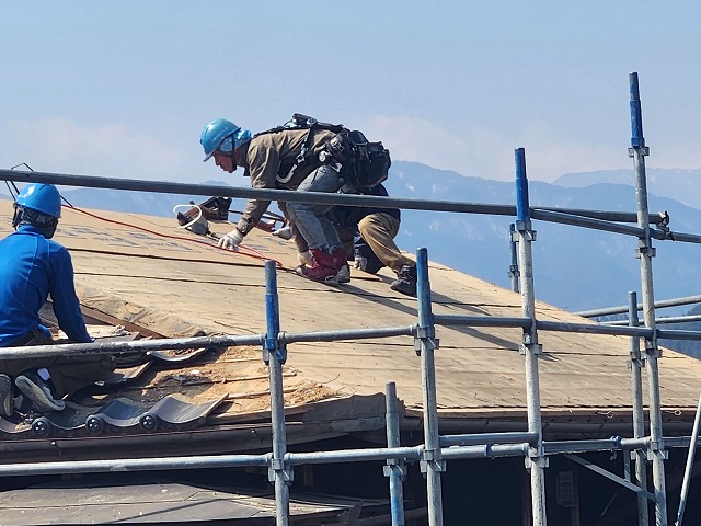 屋根葺き替え工事の屋根下地材の重ね張りの様子