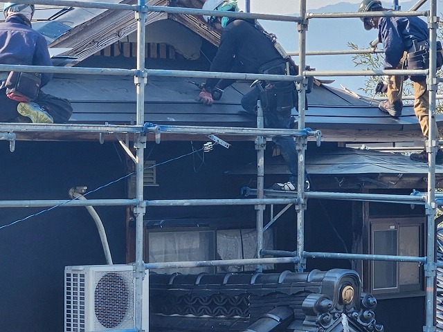 SGL鋼板屋根を用いた葺き替えリフォームの施工の様子