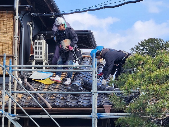 屋根葺き替えリフォームの下屋根部の棟瓦解体の様子