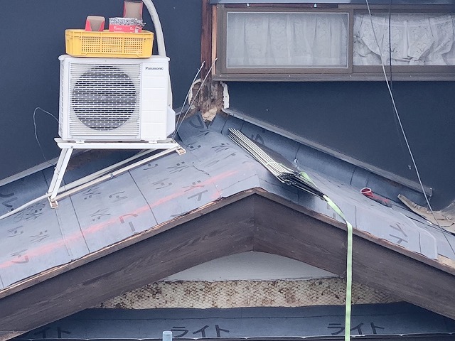 屋根葺き替え工事の防水シート敷設状況