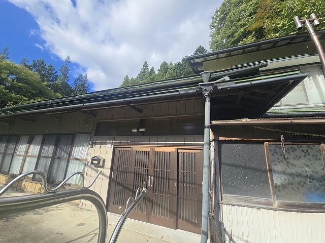 屋根の無料点検を行う住宅の外観