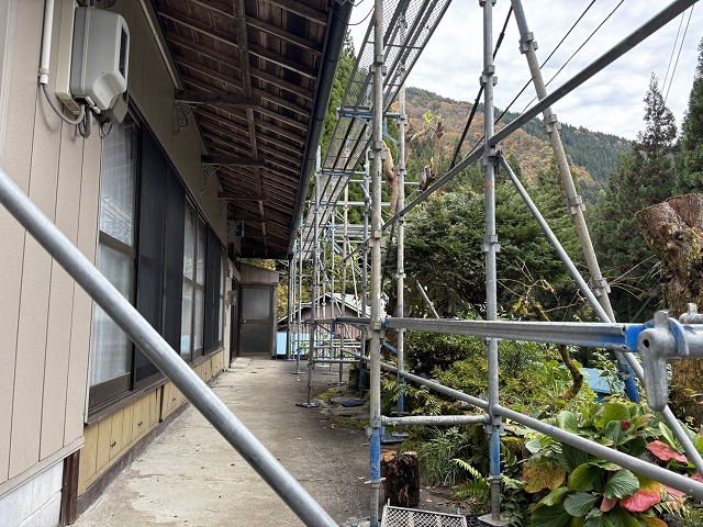 屋根カバー工事を行うためのの足場の設置