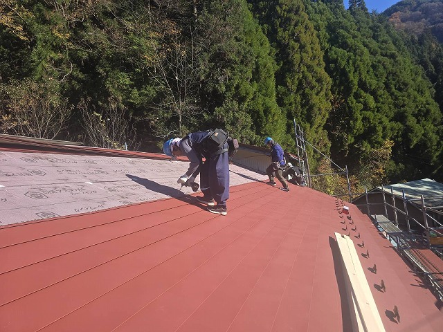 横葺きタイプのガルバリウム鋼板屋根の施工状況