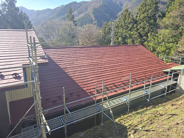 ガルバリウム鋼板を用いた屋根カバー工事が完了した住宅の外観
