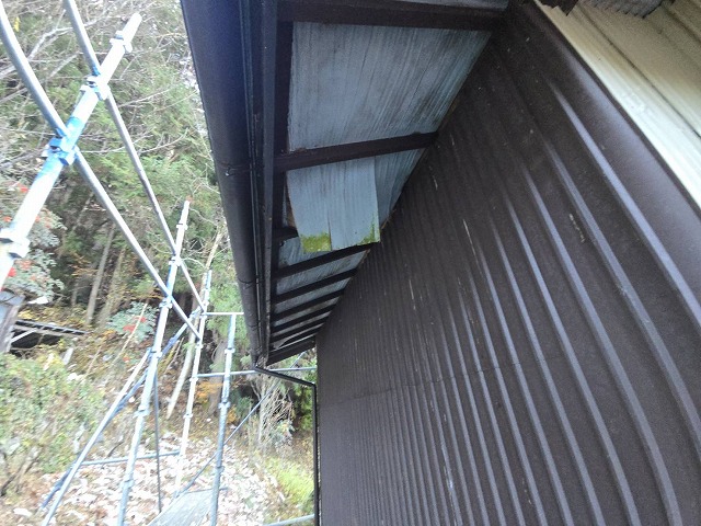 屋根メンテナンスを行う住宅で軒天の一部に剥がれを確認