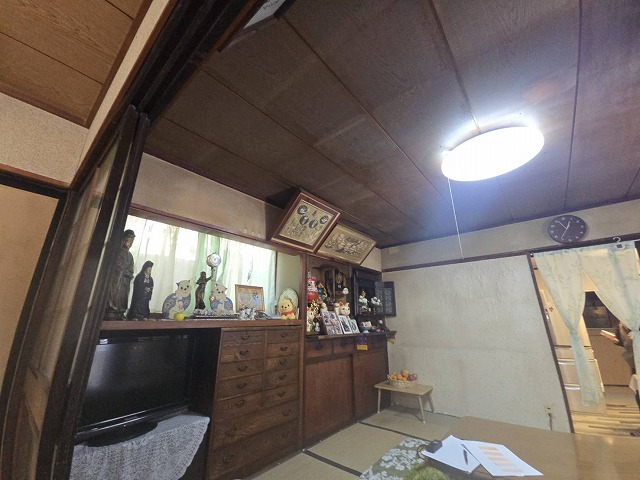 住宅の室内和室天井に湿気によるシミが目立っている様子