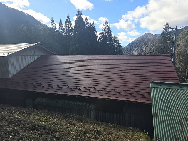 トタン屋根をガルバリウム鋼板屋根へ一新した住宅建物メンテナンスの仕上がり状況