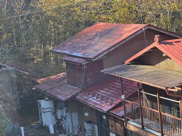 金属屋根の塗膜剥がれが遠目からも確認できる劣化状況