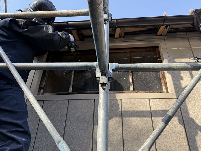 サッシまわりにL型板金役物を現場加工して取り付けている施工の様子