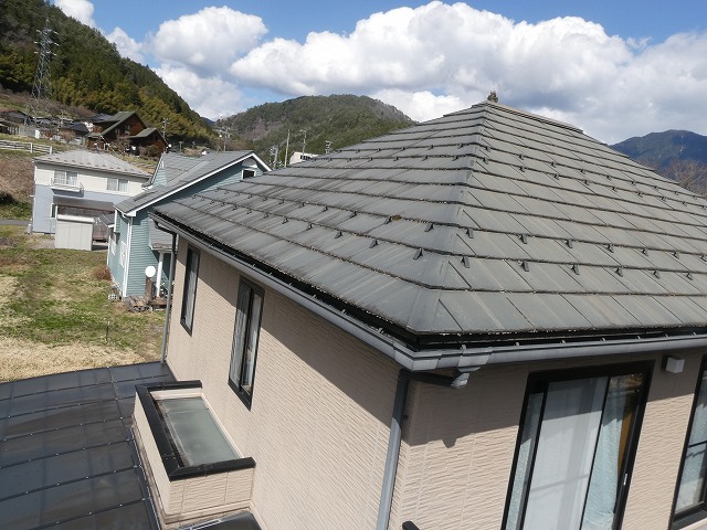 築20年が経過したセキスイハイム住宅のコロニアル屋根全体の状況