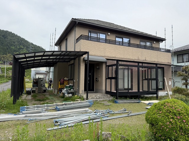 搬入車両から足場資材を降ろしている作業の様子