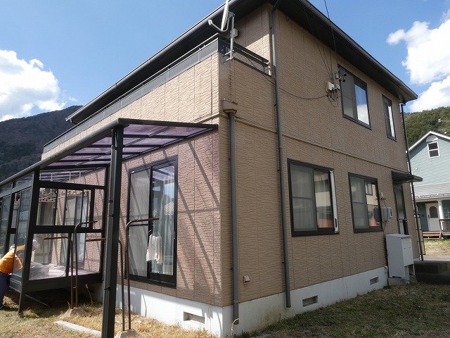 現場調査時の経年劣化で変色したポリカ屋根の状態