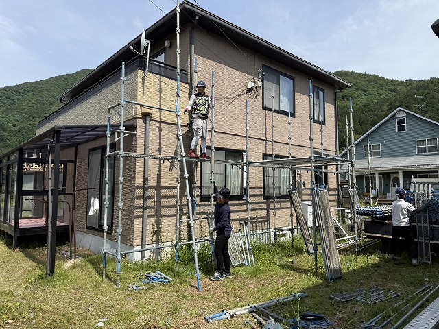 足場の解体作業を行う職人たちの様子